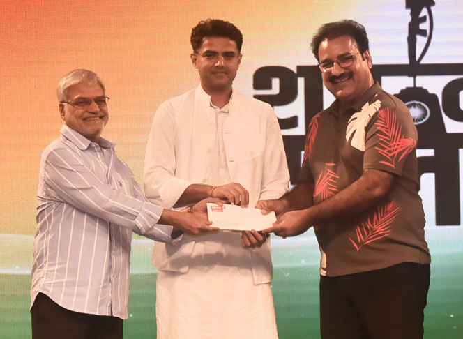 Dr. C P Joshi, Speaker â€“ Rajasthan Legislative Assembly and Mr. Sachin Pilot, Deputy Chief Minister of Rajasthan handing over contribution amount to Mr. Pratap Singh Khachariyawas, Cabinet Minister,