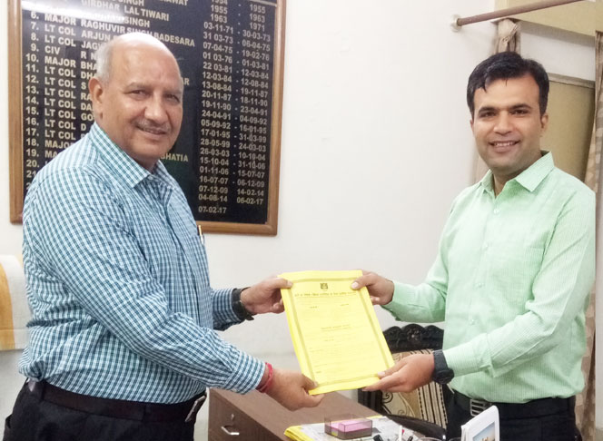 Col. N. S Chauhan, ZilaSainik Kalyan Adhikari, Jaipur receiving awareness materials from Anuj Sharma, Founder, Braveheart Soldier Foundation for Ex. Serviceman Community.