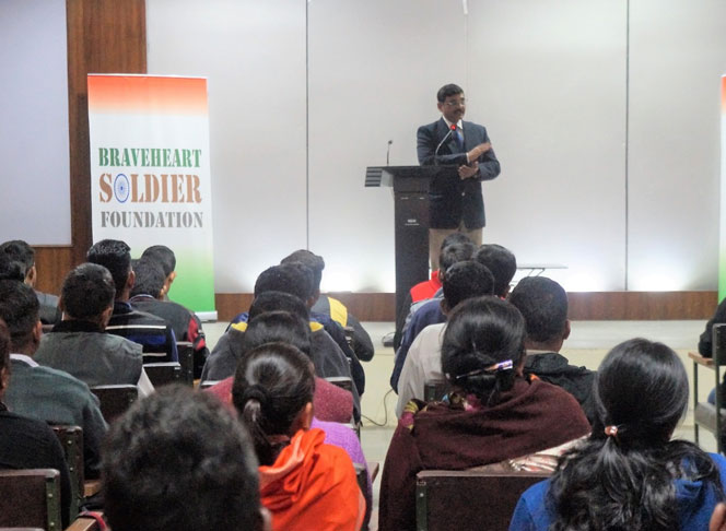Mr. Deepak Saxena, Head- Student Advisory Bureau, Rajasthan University interacting students and parents during counselling session